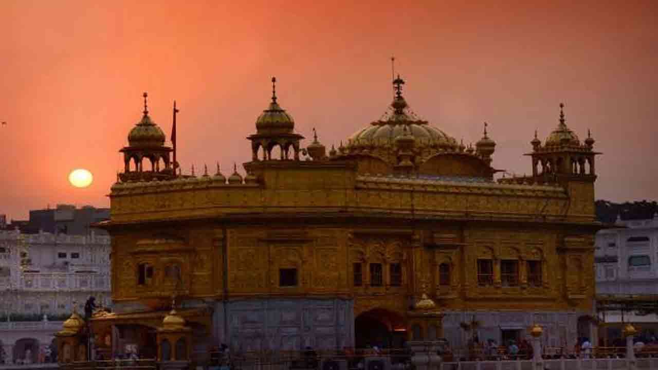 Amritsar: గోల్డెన్ టెంపుల్‌లోకి దూసుకెళ్లాడు.. తల్వార్ తీసుకున్నాడు.. తర్వాత ఏమైదంటే..