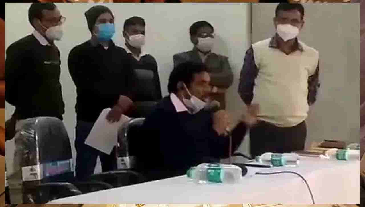 Viral Video: విధులు సరిగా నిర్వహించకుంటే ఉరి తీస్తా.. అధికారులకు జిల్లా కలెక్టర్ వార్నింగ్!