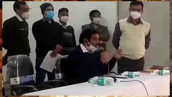 Viral Video: విధులు సరిగా నిర్వహించకుంటే ఉరి తీస్తా.. అధికారులకు జిల్లా కలెక్టర్ వార్నింగ్!