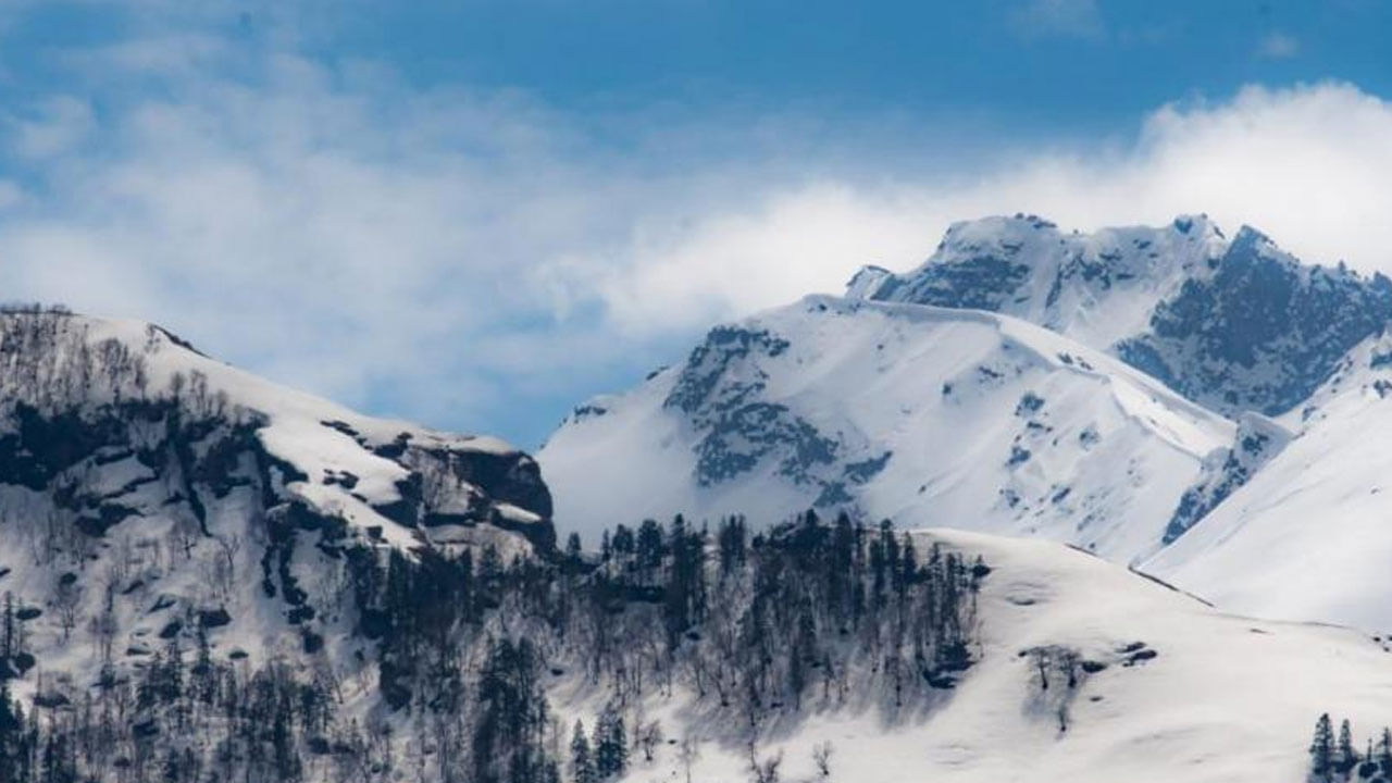 Himalayas: మంచుఖండాన్ని తలపిస్తున్న హిమగిరులు.. ప్రకృతిలో పరవశించిపోతున్న పర్యాటకులు..