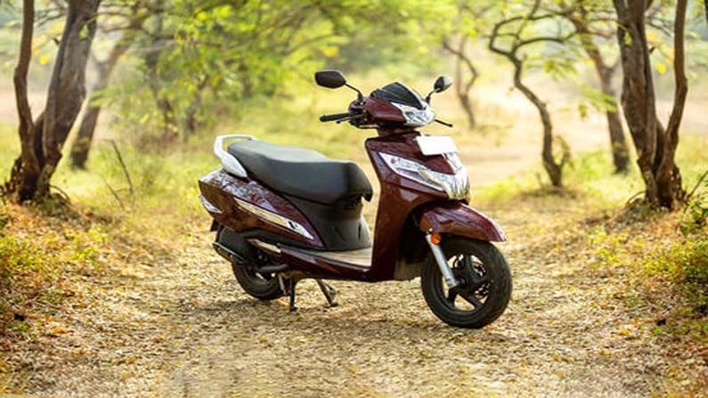 Honda Activa 125: ప్రస్తుతం మార్కెట్లో రకరకాల ద్విచక్ర వాహనాలు విడుదలవుతున్నాయి. కస్టమర్లను మరింతగా ఆకట్టుకునేందుకు వాహన కంపెనీలు సరికొత్త బైక్‌లను మార్కెట్లో విడుదల చేస్తున్నాయి.