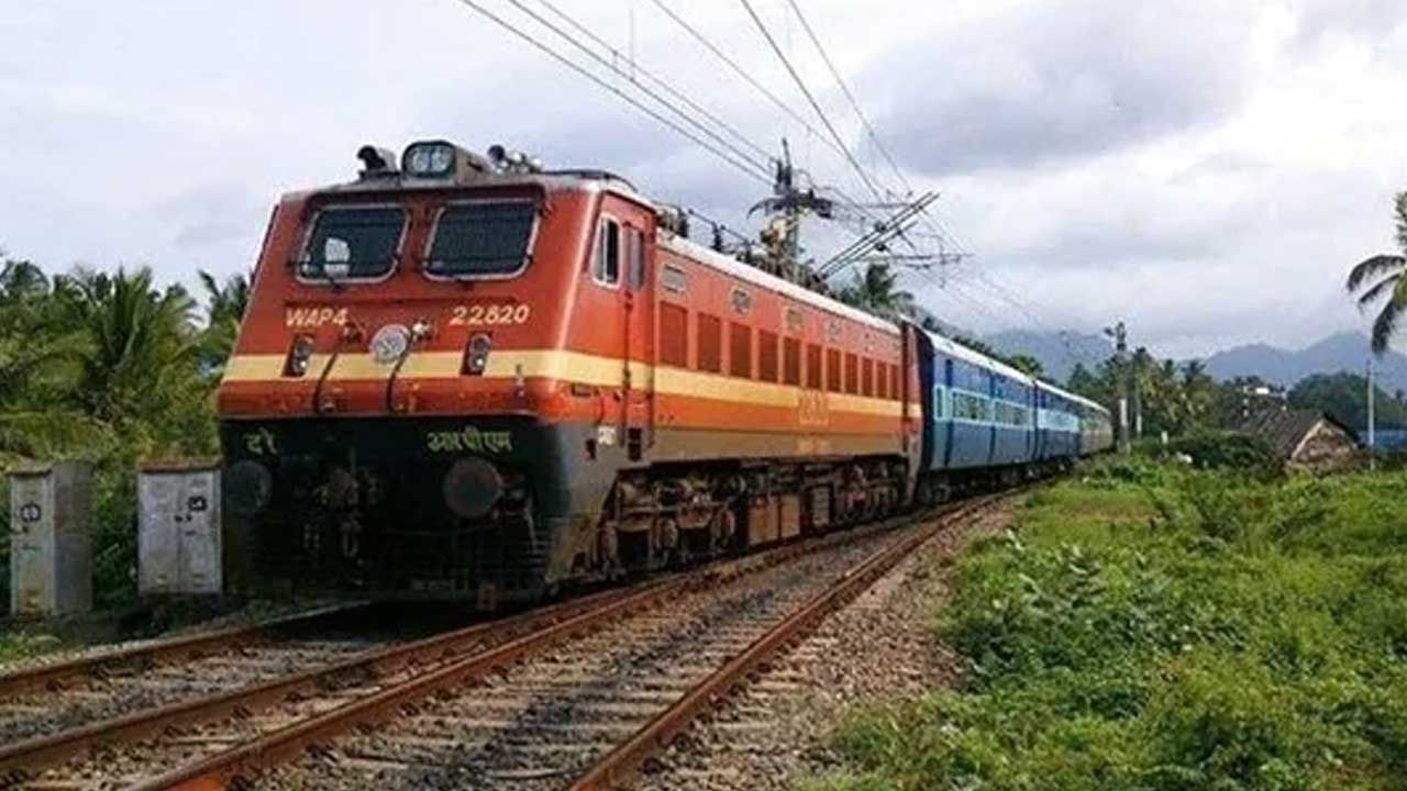 Railway Omicron Alert: రైల్వే ప్రయాణికులు ఇది పాటించాల్సిందే.. కీలక ఆదేశాలు జారీ చేసిన రైల్వే అధికారులు..!