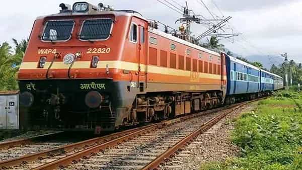Indian Railways: రైలు ప్రయాణం భారమే.. ప్యాసింజర్ రైళ్లలో సెకండ్ క్లాస్ ప్రయాణానికి రిజర్వేషన్ ఛార్జీలు చెల్లించాల్సిందే!