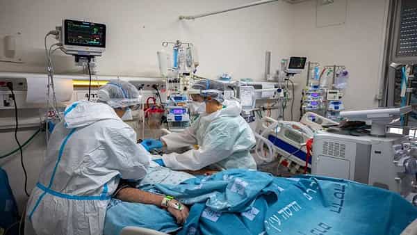 Omicron Death: ఇజ్రాయెల్లో మొదటి ఓమిక్రాన్ మరణం.. ఇన్ఫెక్షన్తో వృద్ధుడి మృతి..