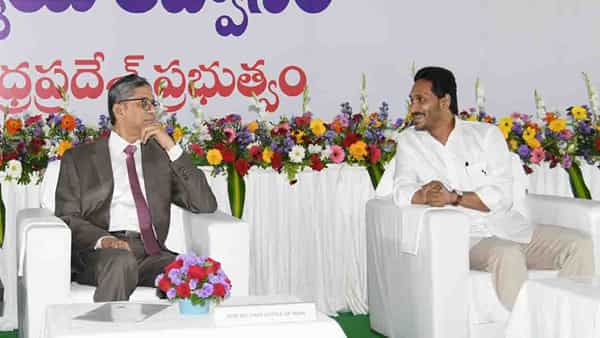 AP CM meets CJI: సీజేఐ జస్టిస్ ఎన్వీ రమణతో సీఎం వైఎస్ జగన్ భేటీ.. ఏపీ ప్రభుత్వం తేనీటి విందు