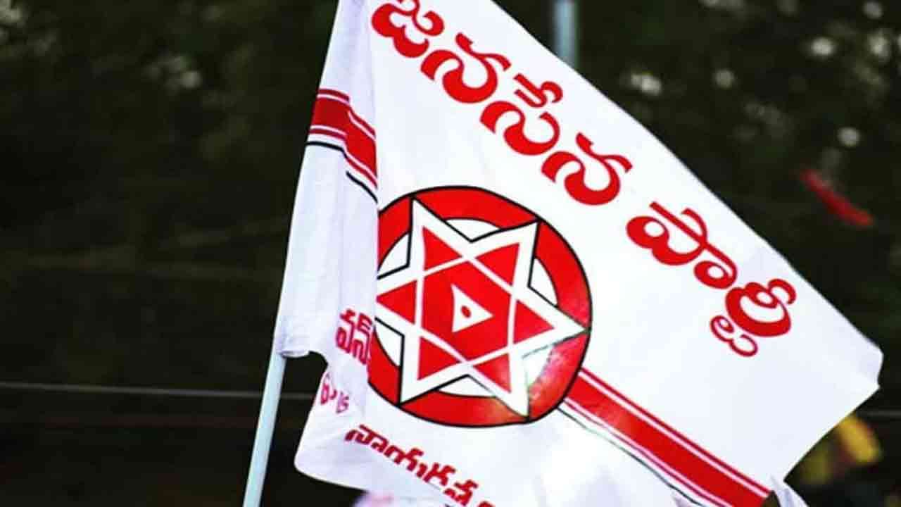 JanaSena: తిరుపతిలో జనసేన నేతలపై కేసు.. ఫ్లేక్సీలు చింపడంపై పోలీసులు సీరియస్..