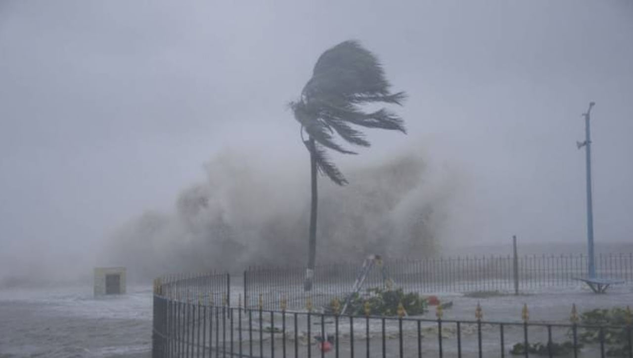 Jawad Cyclone Live: జెట్‌ స్పీడ్‌తో దూసుకొస్తున్న జొవాద్‌.. సుడులు తిరుగుతూ  విశాఖ తీరం వైపు.. | Due to Jawad cyclone heavy rains in andhra pradesh and  odisha Cyclone live updates | TV9 Telugu