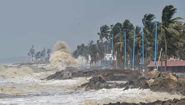 Jawad Cyclone Live Updates: బీ అలర్ట్.. తీవ్ర తుపానుగా మారిన జోవాద్.. గంటకు 100 కి.మీ వేగంతో గాలులు వీచే అవకాశం..