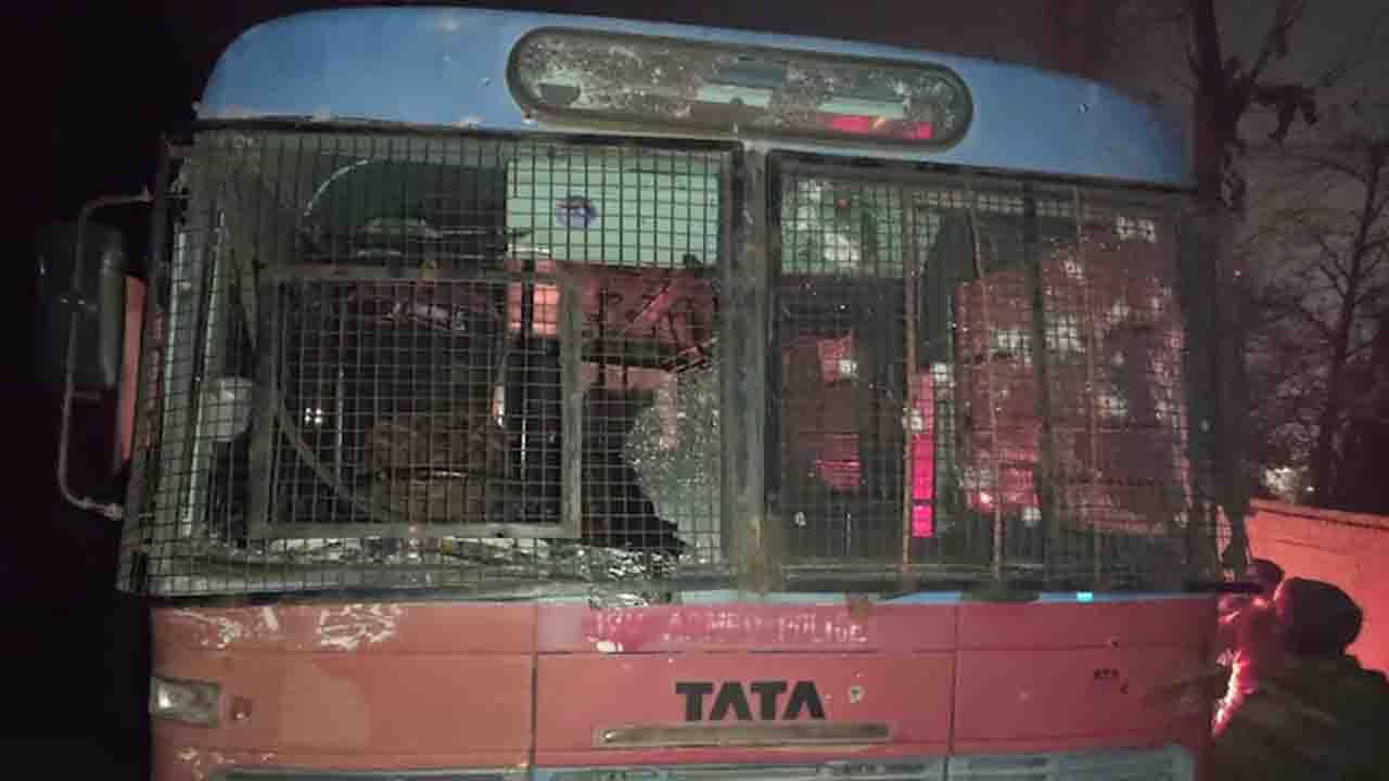 J&K terrorist attack: జమ్ముకశ్మీర్‌లో మరోసారి ఉగ్రవాదుల ఘాతుకం..  పోలీసుల బస్సుపై కాల్పులు.. ముగ్గురు మృతి