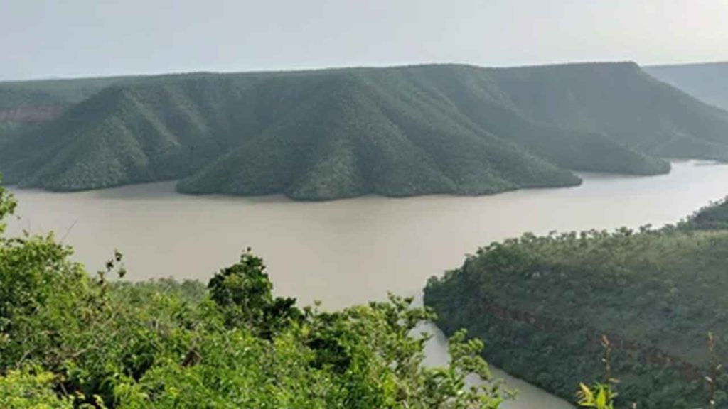 Krishna River Colour Change: రంగు మారుతున్న కృష్ణమ్మ.. ఇంతకీ కృష్ణా నదిలో ఏం జరుగుతోంది..! Krishna River Colour Change: రంగు మారుతున్న కృష్ణమ్మ.. ఇంతకీ కృష్ణా నదిలో ఏం జరుగుతోంది..!