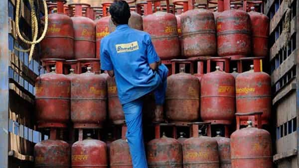 Gas Cylinder: మహిళలకు గుడ్ న్యూస్.. ఇకపై తగ్గనున్న గ్యాస్ భారం.. కేంద్రం కీలక నిర్ణయం.?