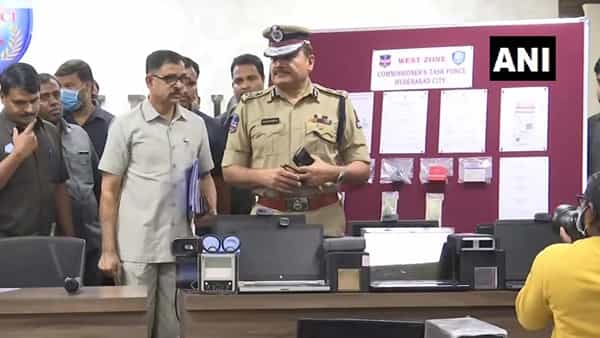 Hyderabad: ఈ కంత్రీల ట్యాలెంట్ మామూలుగా లేదు.. ఏ కార్డు అయినా క్షణాల్లో రెడీ.. షాక్ అయిన పోలీసులు..