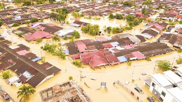 Heavy Floods: రోడ్లన్నీ మాయం.. నదులు ప్రత్యక్షం.. అక్కడి జనాల పరిస్థితి దయనీయం..!