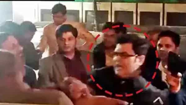 Viral Video: కారును ఢీకొట్టాడని.. ఎస్ఐనే కొట్టారు.. ఆ తర్వాత ఏమైందంటే.. వీడియో వైరల్