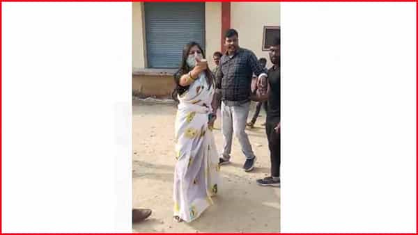 Singer Mangli: సింగర్ మంగ్లీకి సెల్ఫీల సెగ.. అభిమానులపై సీరియస్.. అసలేం జరిగిందంటే..!