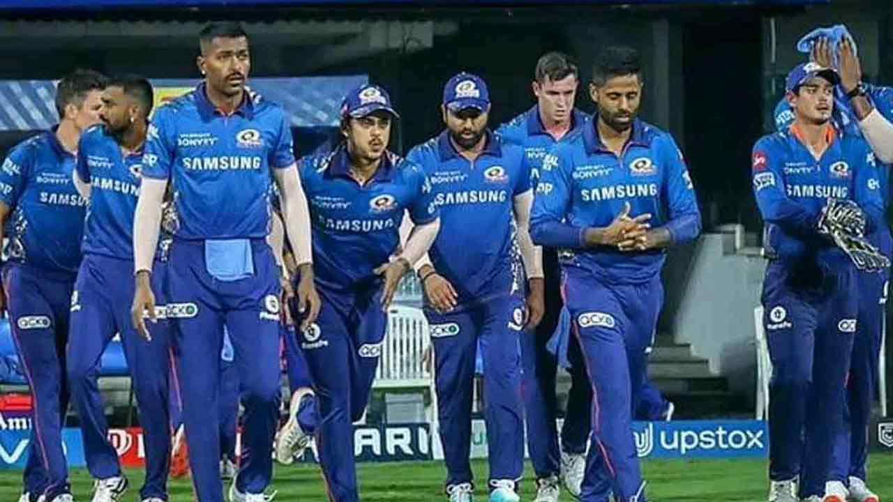 Mumbai Indians IPL 2022 Retained Players: ముంబై ఇండియన్స్ టీమ్ నుంచి ఆ ముగ్గురు ఔట్.. ఎవరు రిటైన్ అయ్యారంటే..