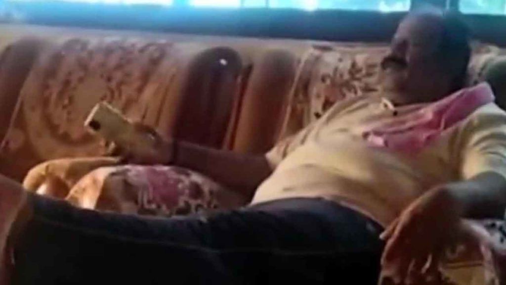Murder Plan: ఆ ఎమ్మెల్యేను చంపితే కోటి రూపాయలిస్తా.. సంచలనం సృష్టిస్తున్న కాంగ్రెస్ నేత ఫోన్ కాల్..! Murder Plan: ఆ ఎమ్మెల్యేను చంపితే కోటి రూపాయలిస్తా.. సంచలనం సృష్టిస్తున్న కాంగ్రెస్ నేత ఫోన్ కాల్..!
