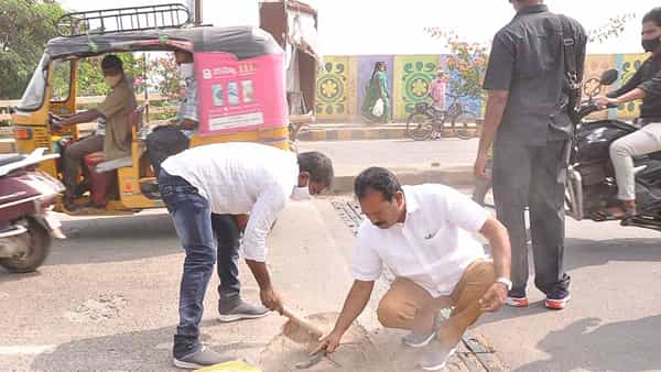 Andhra Pradesh: రోడ్డుపై గుంతలతో వాహన దారుల ఇబ్బందులు.. స్వయంగా మరమ్మతులు చేసిన ఎమ్మెల్యే ముస్తఫా..