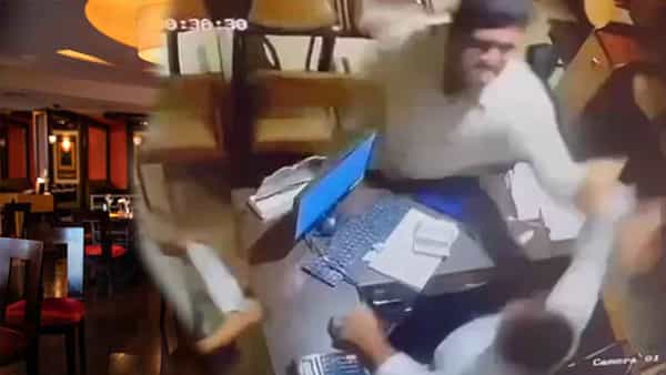 Watch video: నాకే బీరు, బిర్యానీ ఇయ్యవా..! రెచ్చిపోయి దాడి చేసిన ఖాకీ.. వీడియో వైరల్..