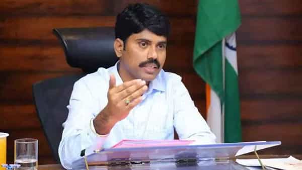Covid-19 Vaccine: చేతులెత్తి మొక్కుతా కరోనా వ్యాక్సిన్ తీసుకోండి.. నిజామాబాద్ కలెక్టర్ వినూత్న ప్రచారం..