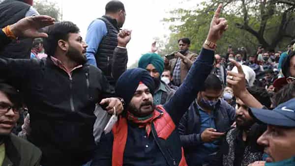 Navjot Singh Sidhu: రూటు మార్చిన నవజ్యోత్సింగ్ సిద్ధూ.. కేజ్రీవాల్ ఇంటి ఎదుట ధర్నా.. ఎందుకంటే..?