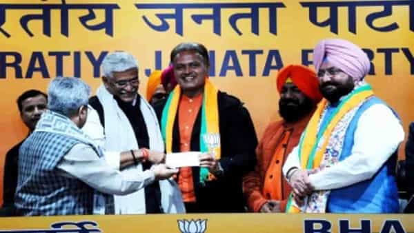 Punjab Elections: పంజాబ్లో గెలుపే లక్ష్యంగా బీజేపీ పావులు.. కాషాయం కండువా కప్పుకున్న మాజీ క్రికెటర్