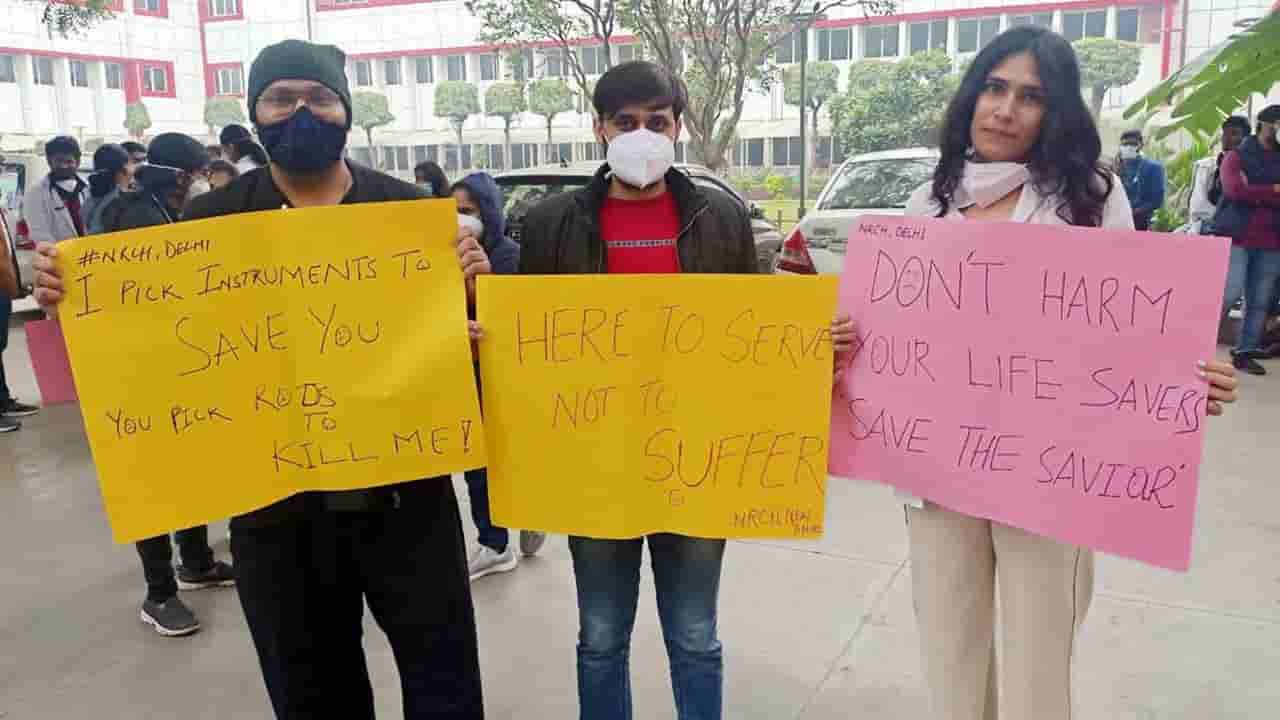 Doctors protesting: ముదిరిన పీజీ నీట్ కౌన్సిలింగ్.. పోలీసుల ప్రవర్తనపై రెసిడెంట్ డాక్టర్ల ఆగ్రహం