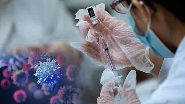 Covid-19: ఒమిక్రాన్, థర్డ్ వేవ్ భయాలు.. బూస్టర్ డోస్కు సుముఖంగా కేంద్రం.. కండీషన్స్ అప్లై