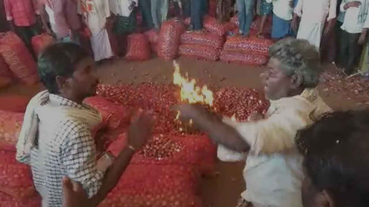Andhra Pradesh: Farmer's heart burns .. set fire to crop harvested with  sweat | Farmer Burns Onion Crop in Market Yard Due to Low Cost of onion in  Kurnool District watch video |