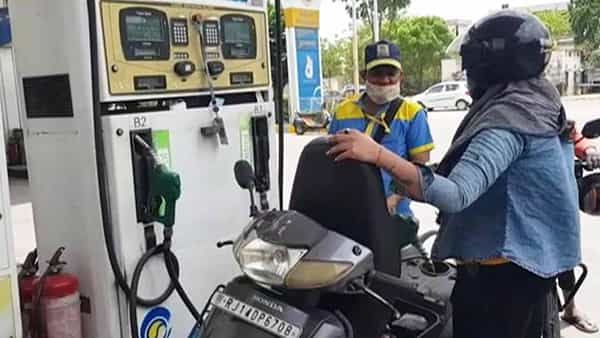 Petrol-Diesel Price Today: వాహనదారులకు ఊరటనిస్తున్న పెట్రోల్, డీజిల్ ధరలు.. ఏ నగరంలో ఎంత.. పూర్తి వివరాలు..!