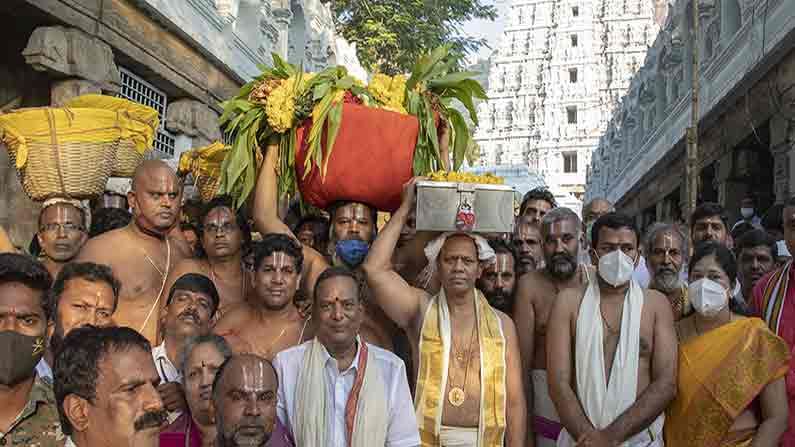 ఉదయం శ్రీ పద్మావతి అమ్మవారి  పల్లకీ ఉత్సవం నిర్వహించారు. అనంతరం అమ్మవారికి  ఆస్థానం నిర్వహించి ఉత్సవర్లను ఊరేగింపుగా వాహన మండపానికి వేంచేపు చేశారు.