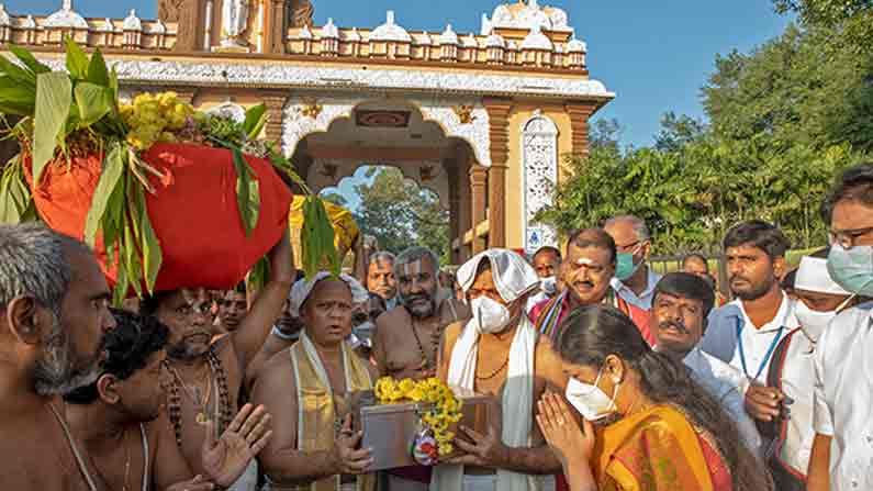 తిరుమల శ్రీవారి ఆలయం నుంచి బుధవారం తెల్లవారుజామున పసుపు, కుంకుమ, ప్రసాదాలు, తులసి, వస్త్రాలు, ఆభరణంతో కూడిన సారె బయల్దేరి ఉదయం 10 గంటలకు తిరుచానూరు అమ్మవారి ఆలయానికి చేరుకుంది. సారెను  అమ్మవారికి సమర్పించి శాస్త్రోక్తంగా పూజలు నిర్వహించారు.
