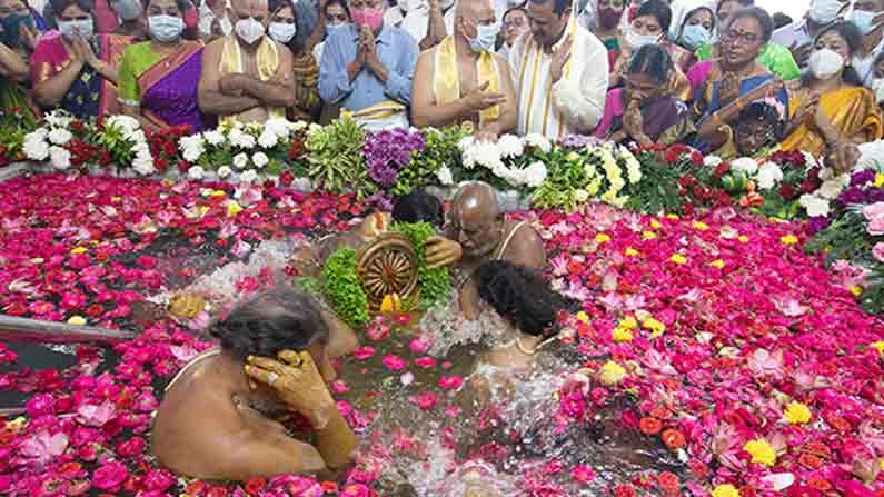 కుంకుమ పూవు, యాలకులు, ఆప్రికాట్, గ్రేప్స్, నెమలి ఈకలు, కొబ్బరి ఆకు, రోజా పూలు, తులసి మాలలు, కిరీటాలు ప్రత్యేక ఆక‌ర్షణ‌గా నిలిచాయి.