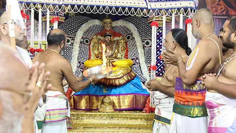 Tirupati: ఆదిలక్ష్మి దేవి అలంకారంలో ముత్యపుపందిరి వాహనంపై ఊరేగిన శ్రీ అలమేలు మంగ