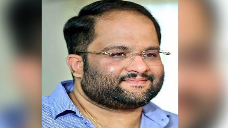 ఈస్ట్‌ కోస్ట్‌ ప్రొడక్షన్స్ బ్యానర్‌ ను స్థాపించి ‘118’, ‘తిమ్మరుసు’, ‘మిస్‌ ఇండియా’ తదితర చిత్రాలను నిర్మించారు మహేశ్‌ కోనేరు. విజయ్‌ ‘బిగిల్‌’ను తెలుగులో ‘విజిల్‌’గా డబ్‌ చేసి మంచి విజయం అందుకున్నారు.ఆయన అక్టోబర్‌ 12న గుండెపోటుతో హఠాన్మరణం చెందారు.