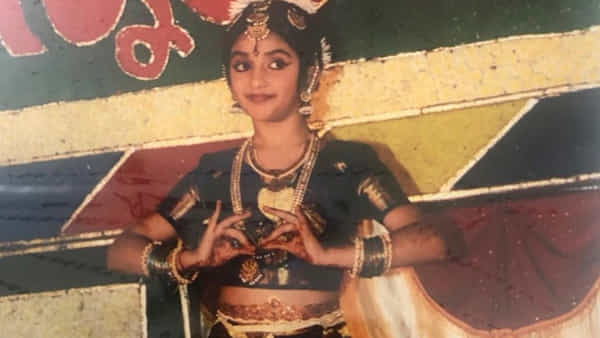 కలువ కళ్ళు.. అందమైన మోము.. కళ్ళతో అభినయం పలికిస్తున్న ఈ కుర్రది ఎవరో గుర్తుపట్టారా..?