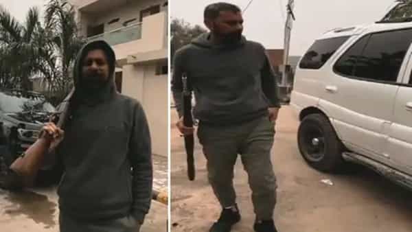 Watch Video: రైఫిల్తో టీమిండియా మాజీ ప్లేయర్ హల్చల్.. నెట్టింట్లో వైరలవుతోన్న వీడియో..!