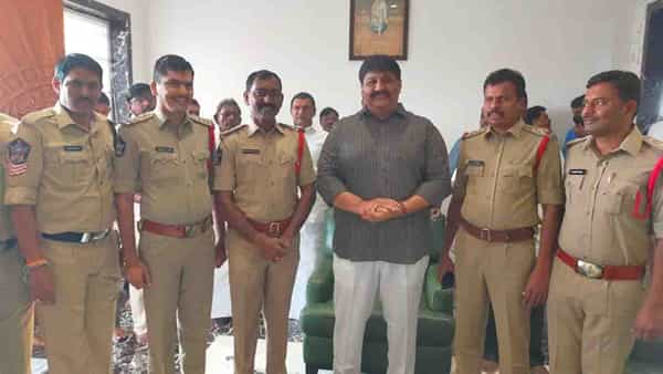 Proddatur MLA: ఆయన మంత్రి కాదు.. శాసనసభ సభ్యుల్లో ఆయనొకరు.. వీరాభిమానం చాటుకున్న పోలీసులు!