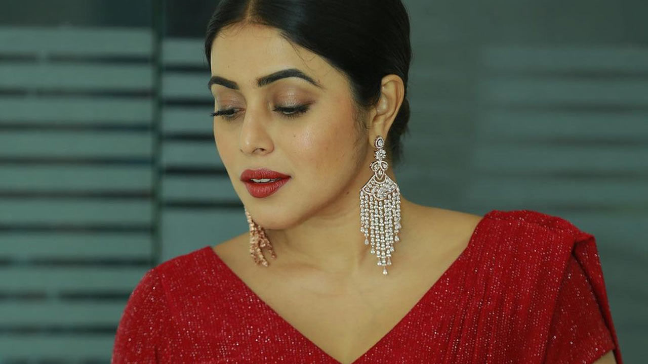 తాజాగా ఈ వయ్యారి భామ ఫోటోలు సోషల్ మీడియాలో తెగ వైరల్ అవుతున్నాయి. 