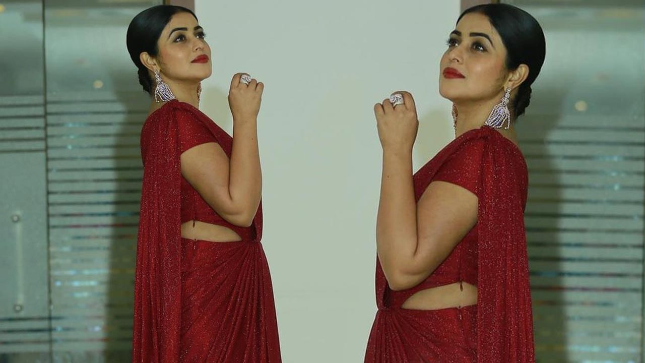 రెడ్ కలర్ చీరలో రెడ్ హాట్ గా మెరిసింది పూర్ణ. ఈ అమ్మడి ఫోటోలు చెక్కర్లు కొడుతున్నాయి. 