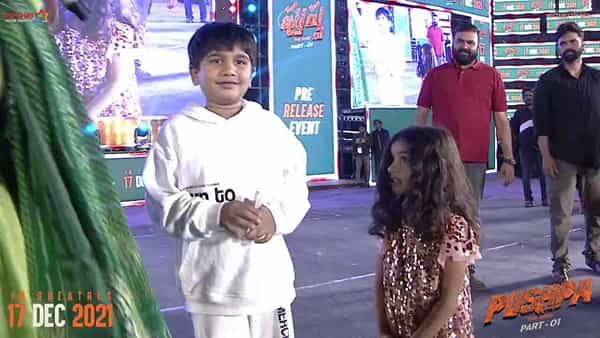 Pushpa: పుష్ప రిలీజ్ ఈవెంట్లో స్పెషల్ అట్రాక్షన్ అల్లువారి వారసులు.. తగ్గేదే లే.. అంటూ అతిధులతో క్లాప్స్ కొట్టించిన అర్హ, అయాన్