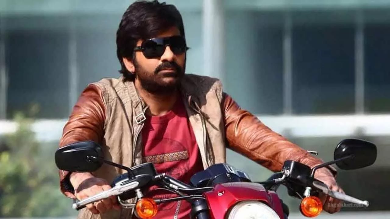 Ravi Teja : మరోసారి గొంతు సవరించనున్న మాస్ రాజా.. దేవీ శ్రీ కోసం సింగర్ ...