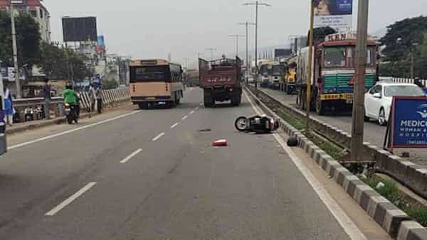 Road Accident: శుభకార్యానికి వెళ్లొస్తుండగా.. బైక్ను ఢీకొట్టిన లారీ.. చిన్నారి సహా దంపతుల మృతి..