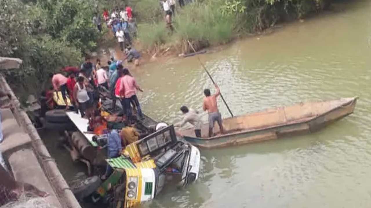 West Godavari:  జంగారెడ్డిగూడెంలో ఘోర విషాదం.. వాగులోకి దూసుకెళ్లిన ఆర్టీసీ బస్సు..