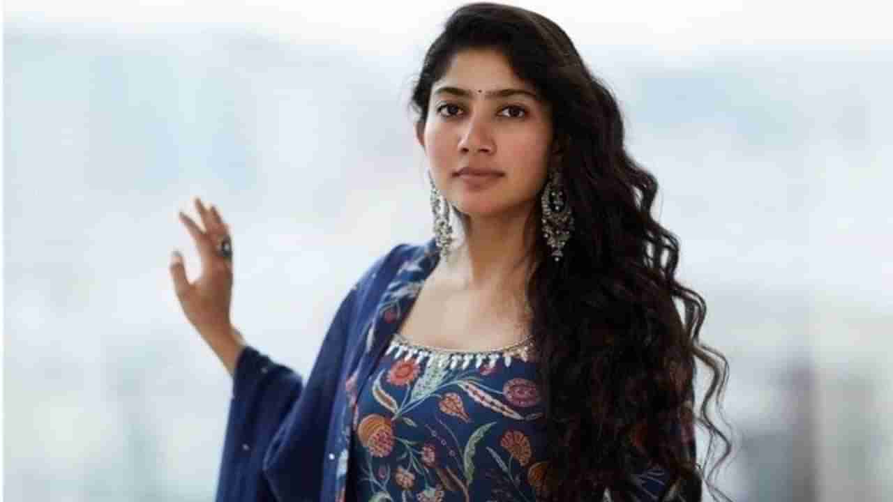 Sai Pallavi: ఫ్యాన్స్ చేసిన పనికి స్జేజ్ పైనే ఏడ్చేసిన సాయి పల్లవి.. నెట్టింట్లో వీడియో వైరల్..