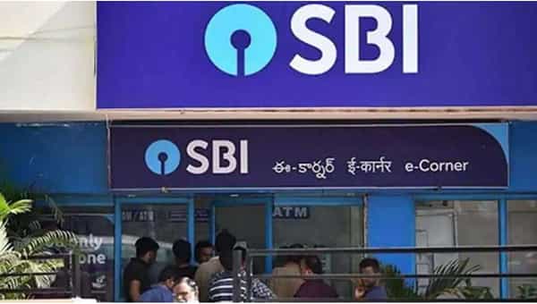 State Bank Of India: కస్టమర్లకు షాకివ్వనున్న ఎస్బీఐ.. ఫిబ్రవరి నుంచి ఆ సేవలపై ఛార్జీలు..!
