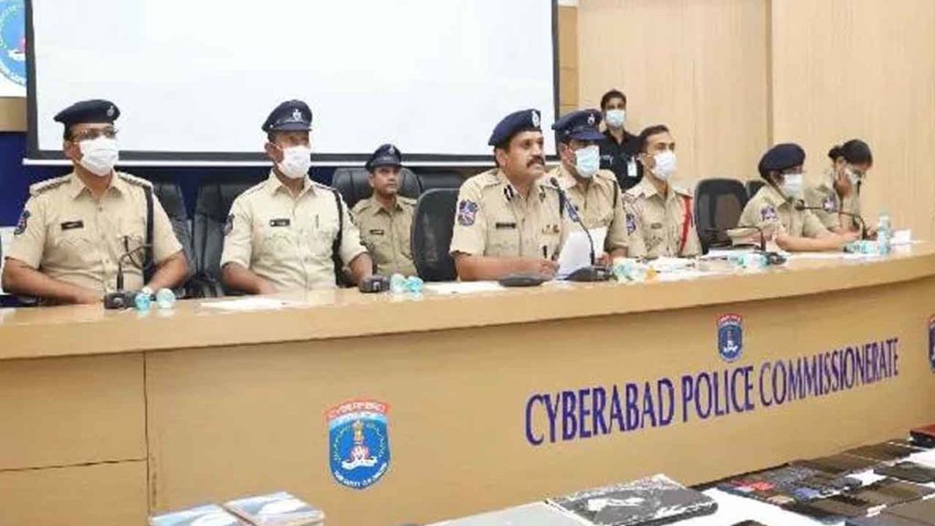 Cyber Crime: ఎస్బీఐ ఫేక్ కాల్ సెంటర్తో ఫ్రాడ్.. వివరాలు చెప్పారో సమర్పయామి అనాల్సిందే..! Cyber Crime: ఎస్బీఐ ఫేక్ కాల్ సెంటర్తో ఫ్రాడ్.. వివరాలు చెప్పారో సమర్పయామి అనాల్సిందే..!