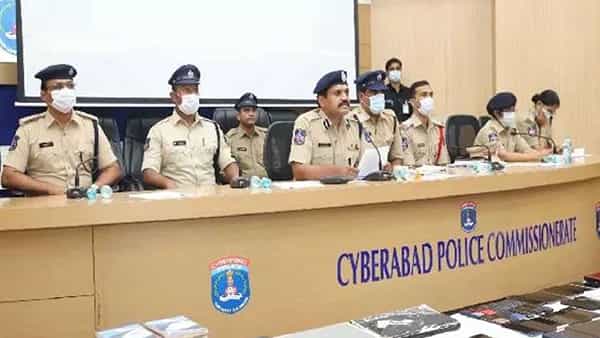 Cyber Crime: ఎస్బీఐ ఫేక్ కాల్ సెంటర్తో ఫ్రాడ్.. వివరాలు చెప్పారో సమర్పయామి అనాల్సిందే..!