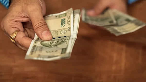 SBI Interest Rate: వినియోగదార్లకు ఎస్బీఐ షాక్.. వడ్డీ రేటును పెంచిన బ్యాంక్.. ఎంత పెరిగిందంటే..