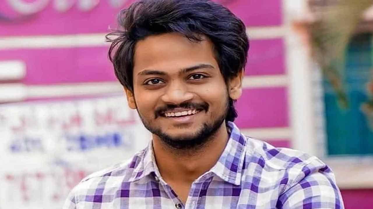 సాఫ్ట్‏వేర్ డెవలపర్ వెబ్ సిరీస్‏తో సూపర్ హిట్ అందుకున్నాడు షణ్ముఖ్ జస్వంత్. ఆ తర్వాత వచ్చిన సూర్య వెబ్ సిరీస్ కూడా యూట్యూబ్‏తో ట్రెండ్ అయ్యింది. సోషల్ మీడియాలో ఎక్కువగా ఫాలోయింగ్ సంపాదించుకున్న షణ్ముఖ్ జస్వంత్ ఇప్పుడు అతిపెద్ద రియాల్టీ షో బిగ్ బాస్ లో టాప్ 5 కంటెస్టెంట్స్ లో ఒకరిగా ఉన్నారు.